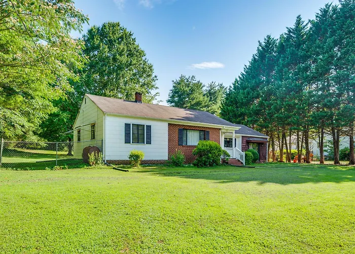 On 2 Acres - Spacious Deck! Holiday home Winston-Salem