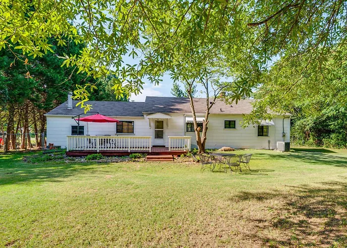 On 2 Acres - Spacious Deck! Holiday home *