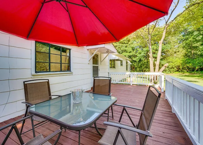 Holiday home On 2 Acres - Spacious Deck!