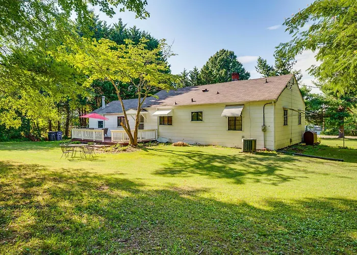 On 2 Acres - Spacious Deck! Winston-Salem