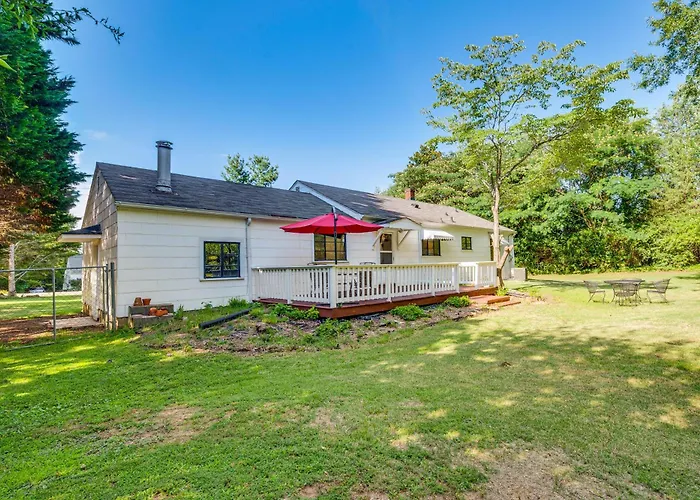 On 2 Acres - Spacious Deck! * Winston-Salem