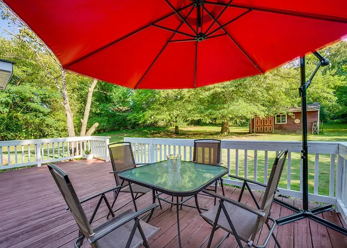 On 2 Acres - Spacious Deck! Holiday home Winston-Salem